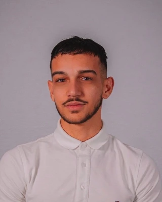 Portrait de Yoan Oliveira, consultant digital à Nîmes